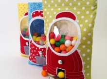 This gumball machine bag is genius! Actually works to dispense treats. Can be changed up to suit different occaisions by using different fabrics. I'd love to make some for tables for my wedding. Sewing pattern from Craftsy.