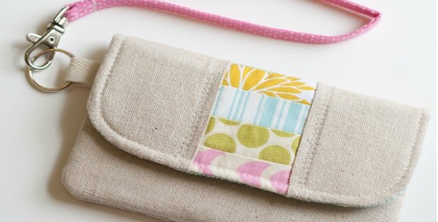How to make an easy wristlet strap tutorial. I'd always been unsure how to deal with the raw edges but now I understand how this should work! Great bag making tutorial.