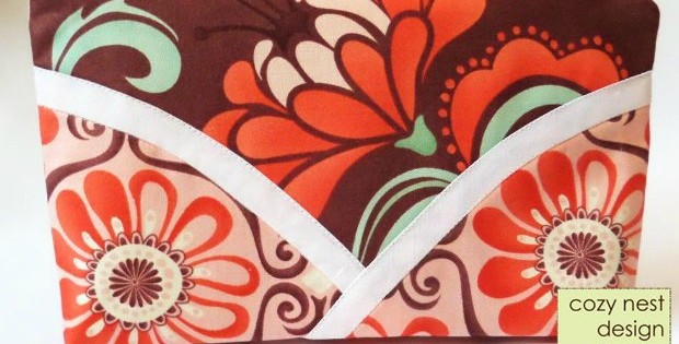 Free sewing pattern for pretty 'Petals' zipper cosmetics bag.