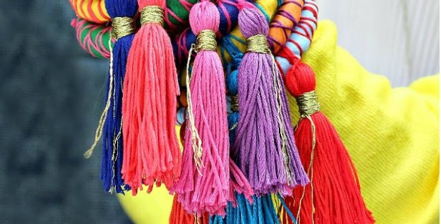 How to make very quick and easy tassels from embroidery floss. I love to make these for adding to the zipper pulls on my bags and it's SO quick, and I have a new tassel in any color I want to match my bag!