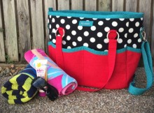 Perfect bag to take to the beach, to the pool or any time you need to take 'stuff' with you! Roomy, sturdy, plenty of pockets and storage. Great sewing pattern :-)