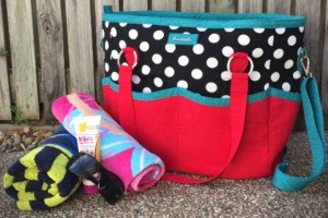 Perfect bag to take to the beach, to the pool or any time you need to take 'stuff' with you! Roomy, sturdy, plenty of pockets and storage. Great sewing pattern :-)