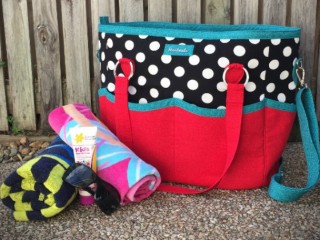 Perfect bag to take to the beach, to the pool or any time you need to take 'stuff' with you! Roomy, sturdy, plenty of pockets and storage. Great sewing pattern :-)