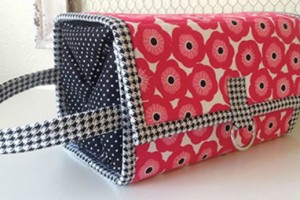 Sewing pattern for a Rolie Polie organiser. The 5 triangle pouches are removable and then it all rolls up and fits together perfectly. I've made two - for travelling bags for hubby and I. They're perfect!