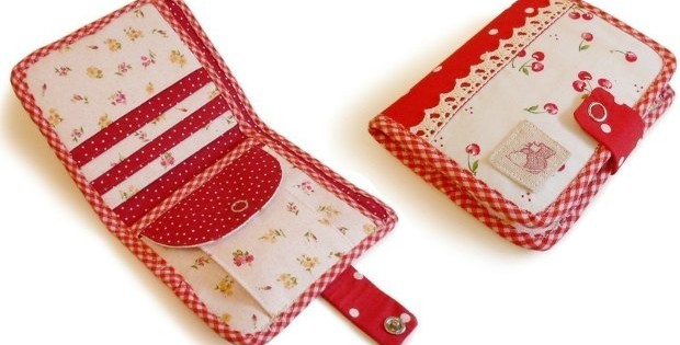 The cutest and most perfect sewing pattern for a bi-fold wallet. Has everything you need, card slots, bill compartment, coin purse - and it looks so pretty too!