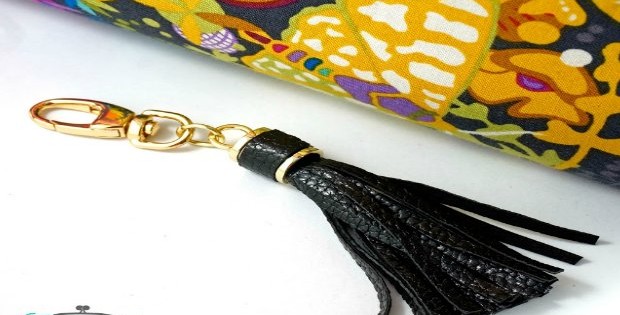 How to make tassels for your handmade bags. You can also use suede and narrow suede cord for this too.