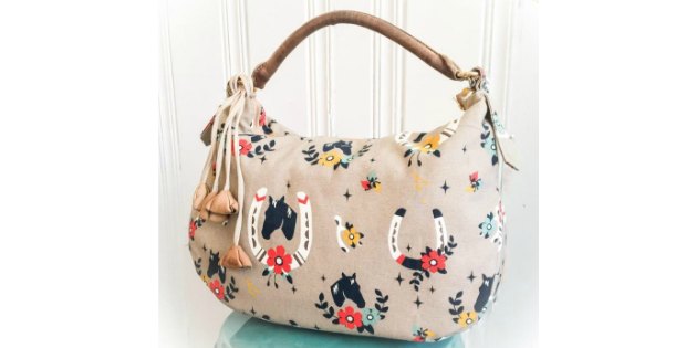 Free purse sewing pattern. The Lauren purse is simple to make using just a yard of fabric. Free handbag sewing pattern.