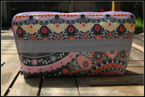 FREE zipper sewing case pattern and tutorial. Make this awesome zippered Sewing Case for storing and organising or travelling with all your sewing supplies. The bag could also be used for toiletries etc.