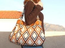 Here's a very pretty pleated purse where the pattern is 100% FREE. The designer of this bag has made lots of these Pleated Purses for herself and she receives compliments all the time.