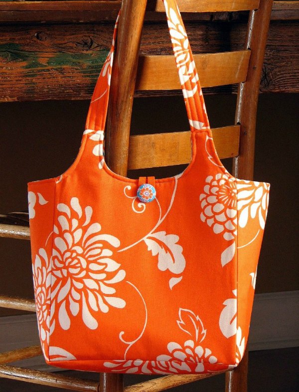 Here's a great sewing pattern for a versatile bag named The Ava Rose Tote. The designer has made this medium-sized tote so that it can be used as an occasional carry all or everyday bag. It can be made with one or two fabrics and can also be made reversible.