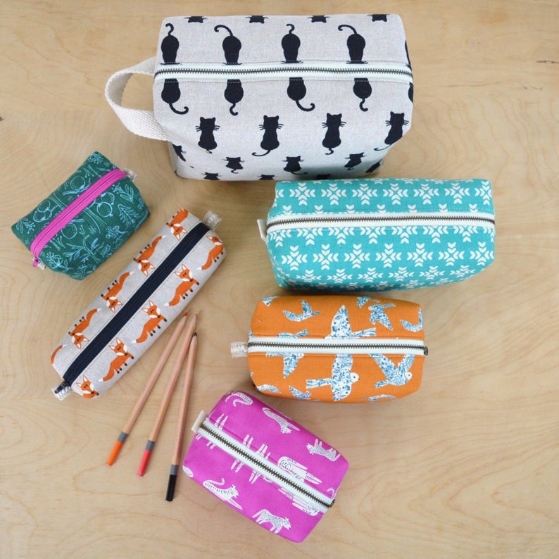 Small sewing bag with suspended pockets - Sew Modern Bags