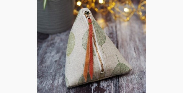 Cute Pyramid Pouch FREE sewing pattern - Sew Modern Bags